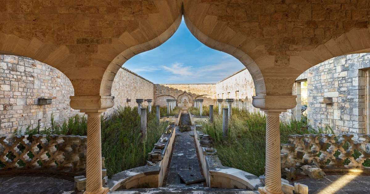 Minareti, esoterismo, scritte arabe: � la grandiosa e mai terminata Universit� Islamica